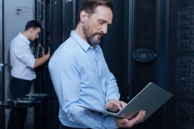 Bir dizüstü bilgisayar holding ciddi deneyimli programcılar