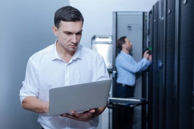Bir dizüstü bilgisayar kullanarak hoş genç programcı