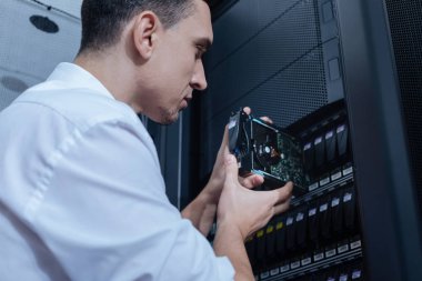 İletişim sunucusu ile çalışan yakışıklı profesyonel teknisyen