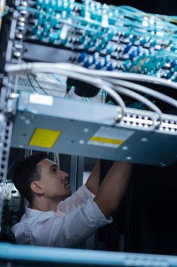 Profesyonel erkek mühendis Internet bağlantısını denetleme