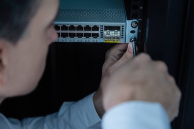 Raf sunucu onarım tamir yakışıklı deneyimli teknisyen