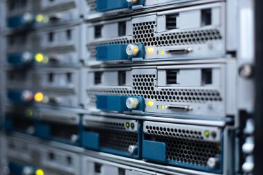 Seçici odak veri merkezinde sunucu rafları