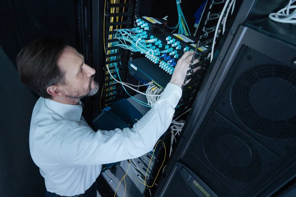 Técnico profissional sério examinando conexão com a Internet — Fotografia de Stock