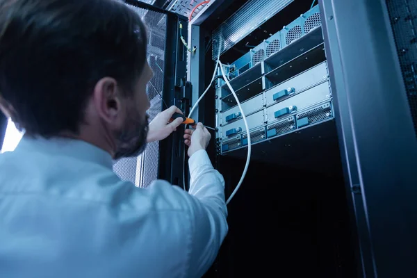 Técnico profissional inteligente consertando o servidor de rede — Fotografia de Stock