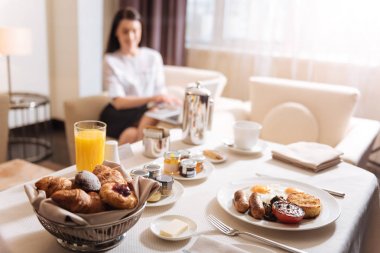 Lezzetli breakfast ayakta masaya