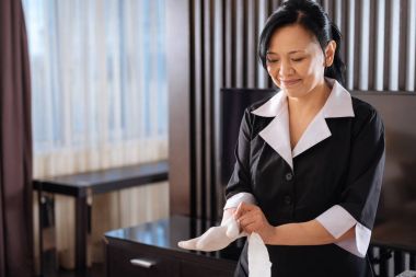 Asya otel hizmetçisi temizlik odası