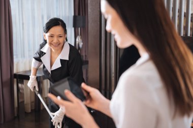 Pozitif iyi görünümlü hizmetçi Zemin Temizleme