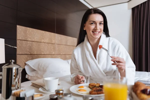 Gelukkige vrouw eten ontbijt — Stockfoto