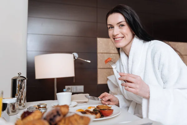 Vrolijke happy vrouw genieten van ontbijt — Stockfoto