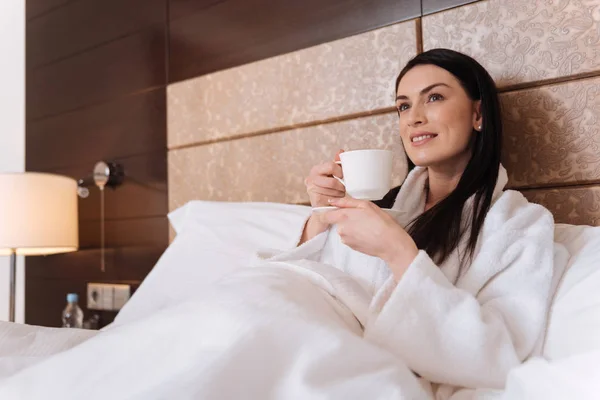 Mulher tomando chá na cama — Fotografia de Stock