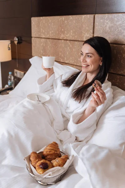 Woman eating breakfast in bed — Stock Photo, Image