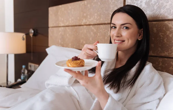 Egy nő ágyban reggelizik — Stock Fotó