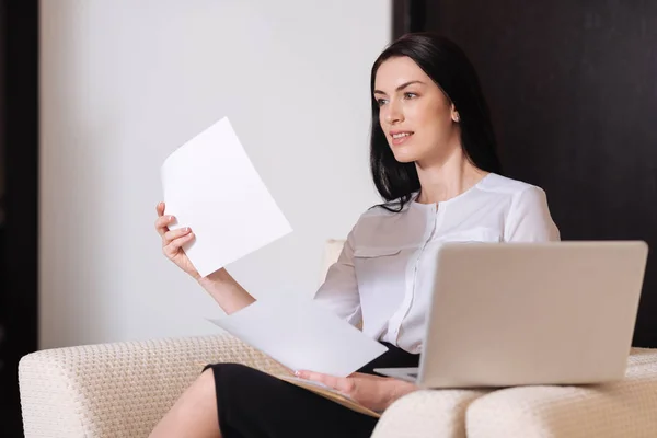 Affärskvinna tittar på dokumenten — Stockfoto