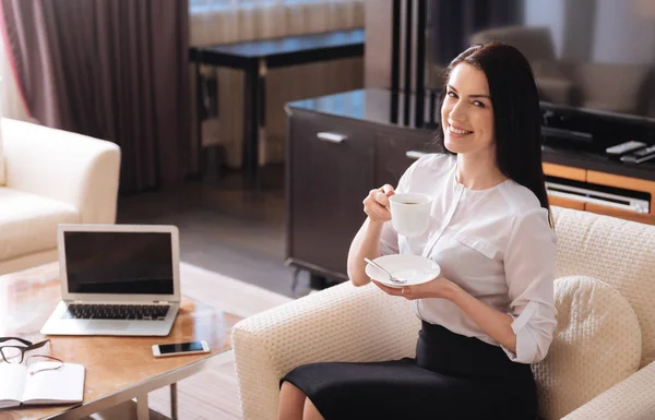 Femme d'affaires prenant un café — Photo