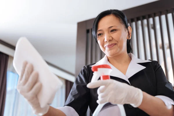 Azjatki pokojówka sprzątanie pokoju — Zdjęcie stockowe
