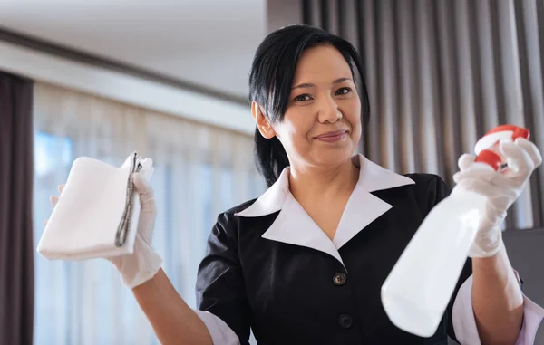 Azjatki pokojówka sprzątanie pokoju — Zdjęcie stockowe