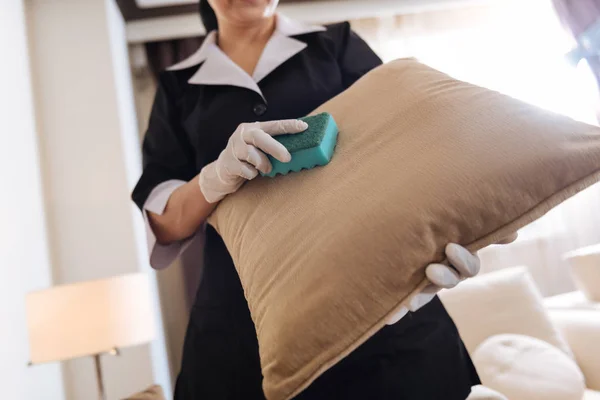 Asian hotel maid cleaning room — Stock Photo, Image