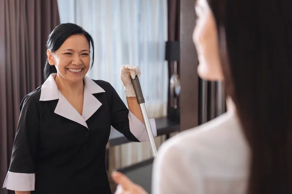 Gelukkig positieve kamermeisje kijken naar haar manager — Stockfoto