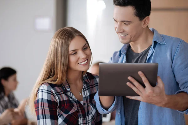 Dois colegas assistindo publicidade em tablet — Fotografia de Stock