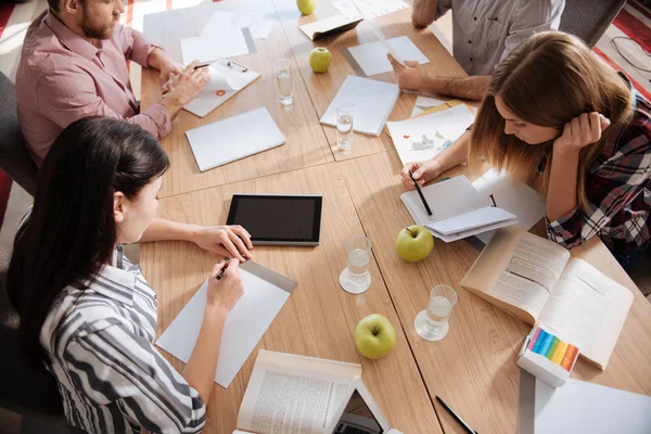 Trabajadores muy diligentes pensando en el proyecto — Foto de Stock