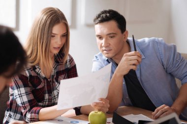 Dikkatle haritaya bakıyordum mutlu ofis çalışanı