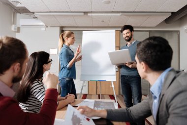 Görev için hazır olmak dikkatli genç kadın