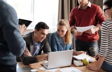 Yakışıklı adam onun proje ayrıntılarını açıklayan