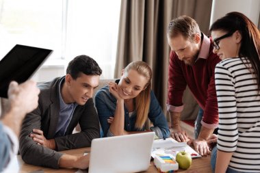 Pozitif sarışın elinde yaslanmış