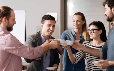 Onların bardak dokunmadan olumlu iş arkadaşları