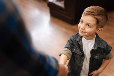 Gülümseyen şirin mutlu çocuk