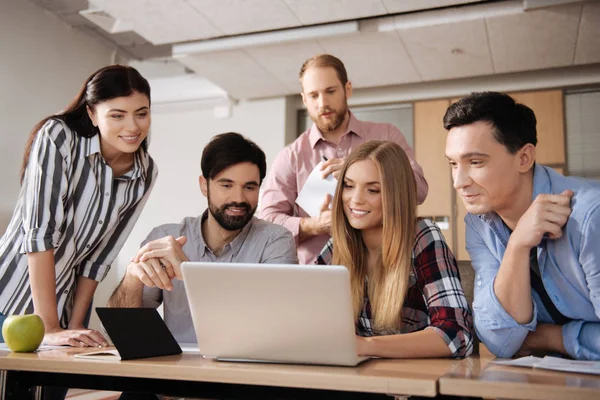 Gruppo di colleghi amichevoli mentre lavorano insieme — Foto Stock