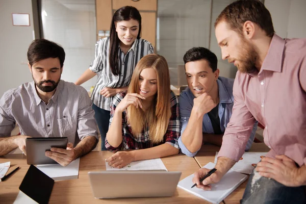 Uppmärksamma unga människor tänker om projektet — Stockfoto