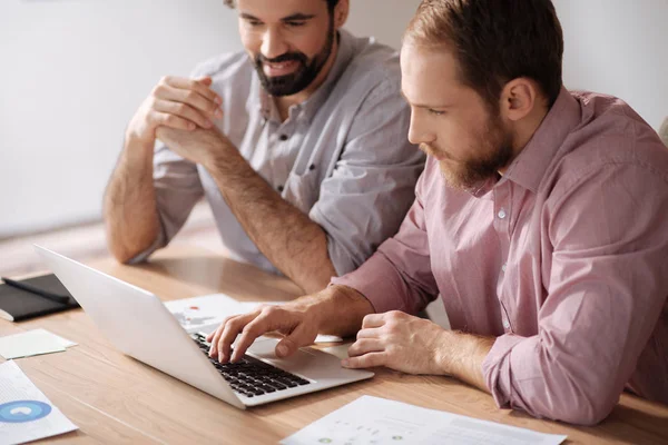 Porträt einer ernsthaften männlichen Person beim Computereinsatz — Stockfoto