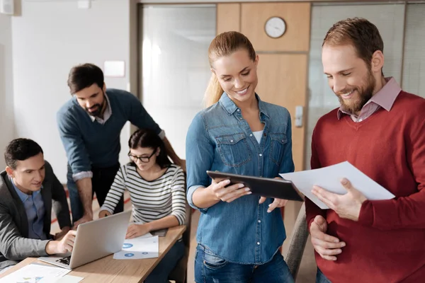 Happy people looking at tablet — Stok Foto