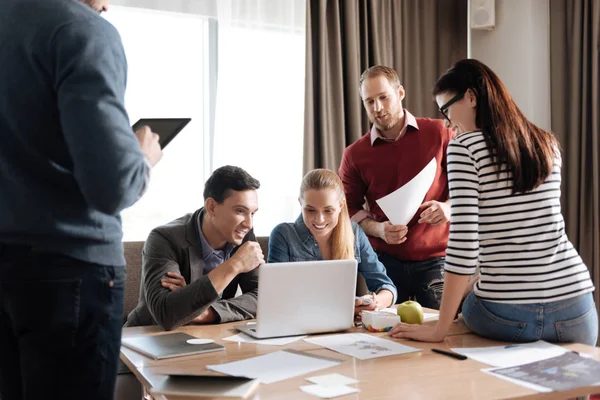 Kollektiv av yrkesverksamma diskutera viktiga frågor — Stockfoto