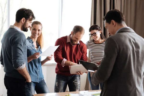 Grupo de trabajadores sonrientes expresando positividad — Foto de Stock