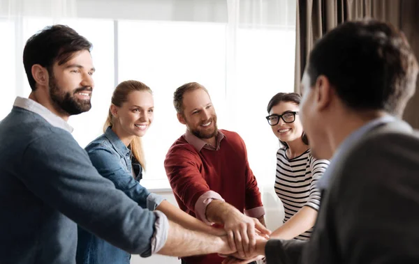 Foto de trabajadores de oficina felices mientras pasan tiempo juntos — Foto de Stock