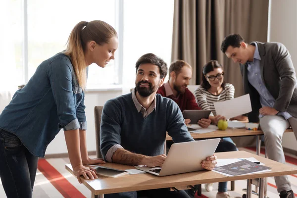 Aantrekkelijke jonge vrouw die permanent in halve positie — Stockfoto