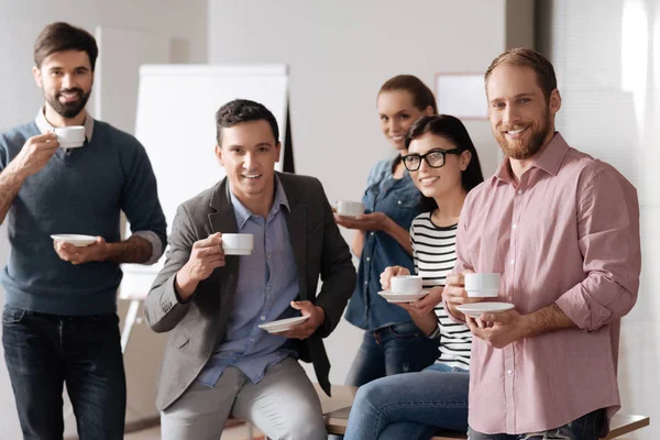 Positivt företag av unga människor höll i koppar med kaffe — Stockfoto