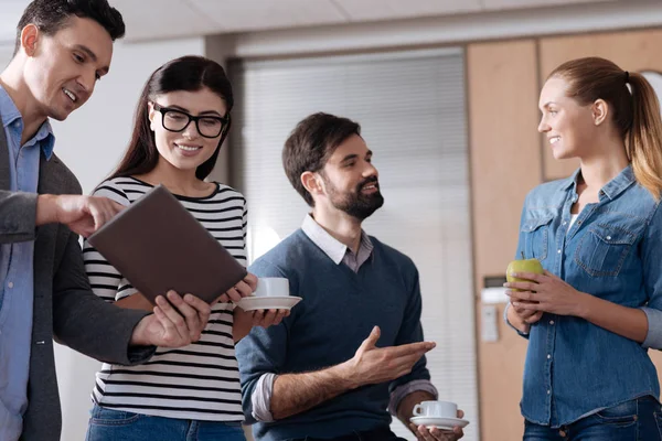 Blij vrouwelijke dragen stijlvolle glazen — Stockfoto