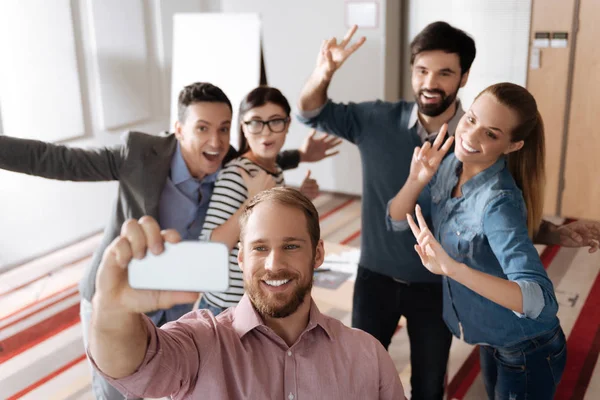 Grupo de jóvenes profesionales posando en cámara — Foto de Stock