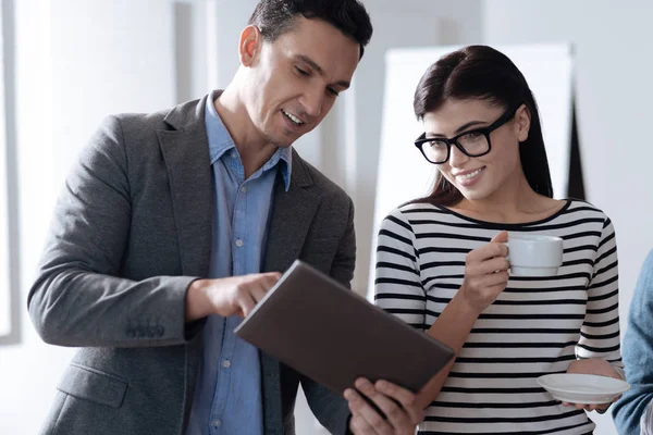 Colegas encantados positivos mirando tableta — Foto de Stock