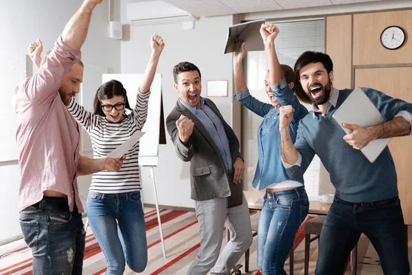 Felices jóvenes trabajadores de oficina expresando positividad — Foto de Stock
