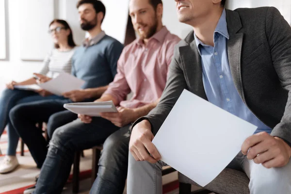 Seitenansicht der Linie mit Büroangestellten — Stockfoto