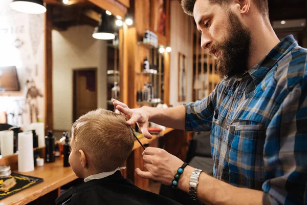 子供のための散髪をしている床屋 — ストック写真