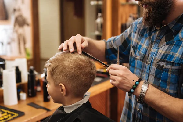 Barbeiro fazendo o corte de cabelo para criança — Fotografia de Stock
