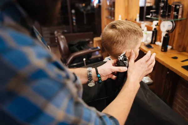 Barber doing the haircut for child — Stock Photo, Image