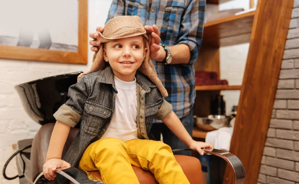 Deliziato ragazzo positivo avere un asciugamano sulla testa — Foto Stock