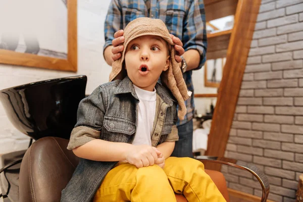 Carino ragazzo emotivo godendo la sua visita al barbiere — Foto Stock