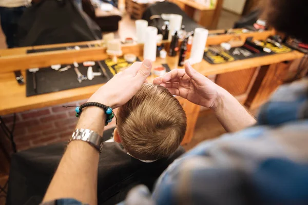 Prettige professionele kapper werken met zijn cliënt — Stockfoto